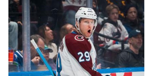 Nathan MacKinnon est ravi de constater la progression rapide de ses coéquipiers